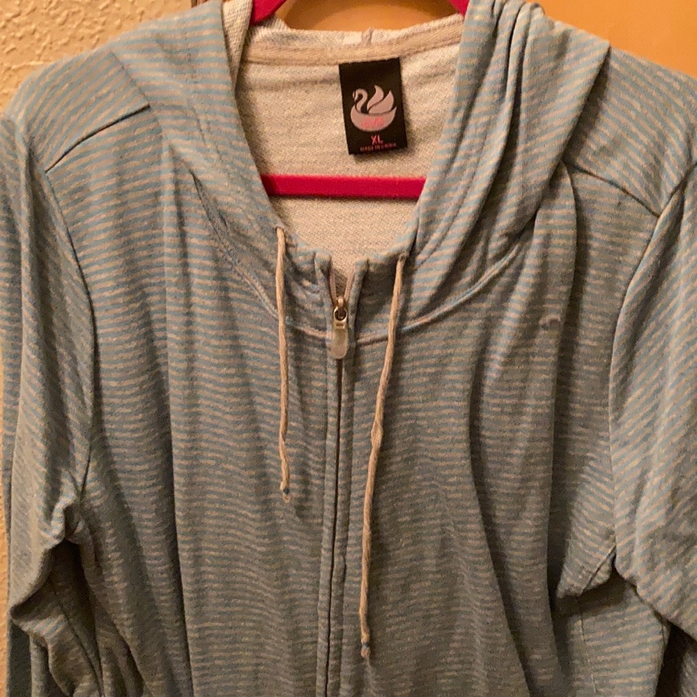 Zip up - Picture 3 of 3
